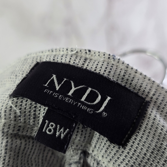 NYDJ Shorts Womens 18W Linen White Striped Bermuda Not Your Daughters - Picture 3 of 11